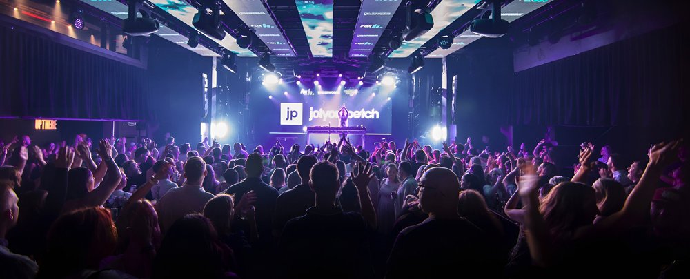 Crowd at a Jolyon Petch live performance